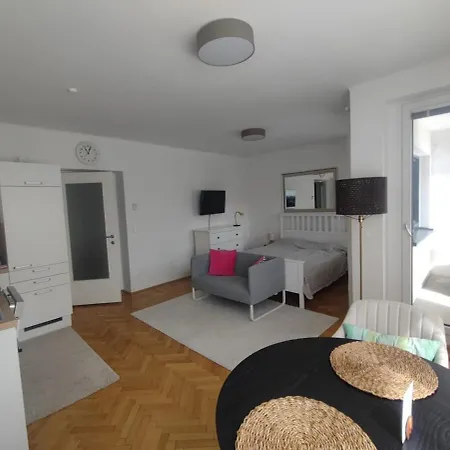 Apartment Wohnen Bei Frau Tinz - - Bahnhof- Und Zentrumsnaehe Neunkirchen